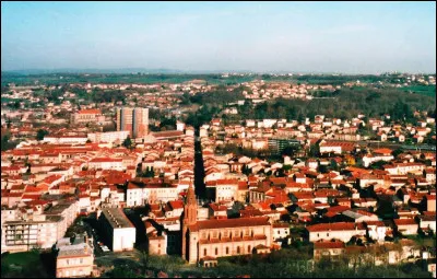 Petite ville du Tarn, connue pour ses activités industrielles passées, notamment les mines de charbon :