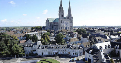 Ville célèbre pour sa cathédrale, chef-lieu du département d'Eure-et-Loir :