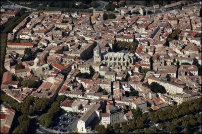 Ville du Vaucluse, ancienne capitale du Comtat Venaissin, située dans la plaine, au sud du mont Ventoux :
