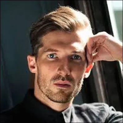 Il joue le r&ocirc;le de Brian May, le guitariste du groupe Queen, dans le film "Bohemian Rhapsody" :