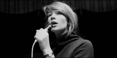 Cette chanteuse, qui a connu de grands succès dans les années 1960 avec "Tous les garçons et les filles", "Le Premier Bonheur du jour", "Mon amie la rose", se prénomme ...