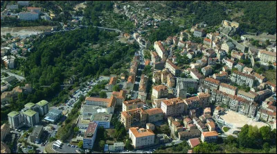 Ville du centre de la Corse, capitale historique et culturelle de l'île :