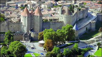 Ville célèbre pour ses fortifications, chef-lieu du département de l'Aude :