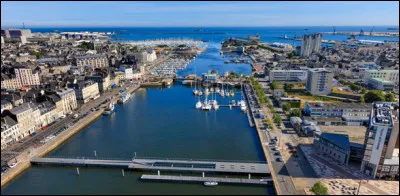 Ville portuaire normande, située au nord de la péninsule du Cotentin, en bordure de la plus grande rade artificielle d'Europe :