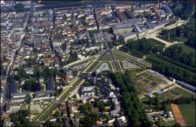 Ville traversée par l'Oise, connue pour son château, ancienne résidence royale et impériale, et pour la vaste forêt domaniale qui la borde :