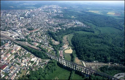 Ville du Bassigny, située dans la vallée de la Marne, préfecture du département de la Haute-Marne :