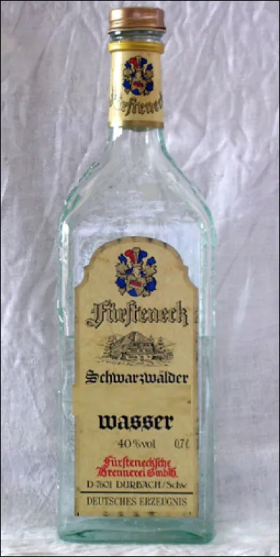 Quelle est cette eau-de-vie obtenue par distillation de cerises fermentées, pulpes, jus et noyaux, titrant 40° d'alcool ?