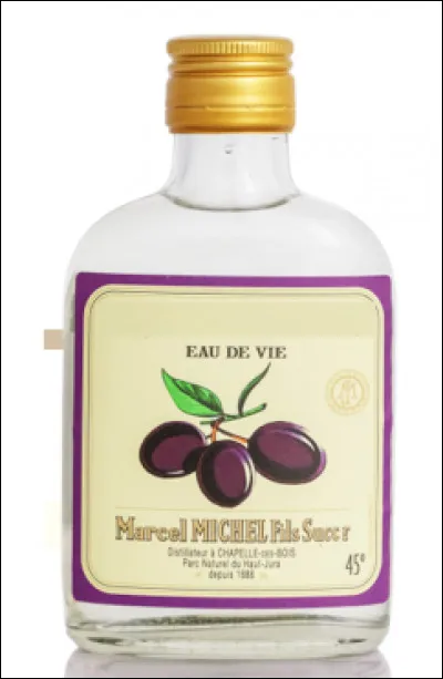Quelle est cette eau de vie obtenue par la distillation de prunes bleues, titrant entre 40° et 45° d'alcool ?