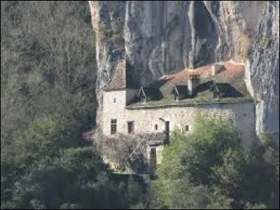 Vous avez sur cette image une maison semi-troglodyte à Saint-Sulpice. Commune Lotoise, dans la vallée du Célé, elle se situe dans l'ancienne région ...