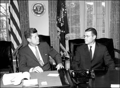 Dès son arrivée au pouvoir, Kennedy doit faire face à la situation au Viêt Nam, où Eisenhower a commencé à s'engager. Quelle politique va-t-il adopter ?
