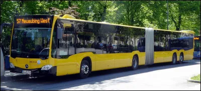 Comment s'appelle cet autobus articulé, facilement remarquable avec ses quatre essieux ?