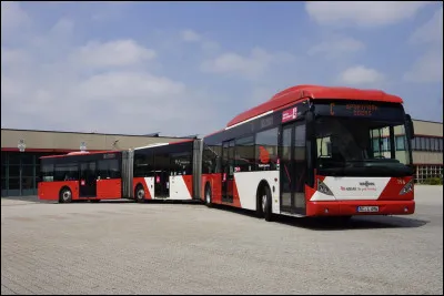 Un autre bus belge bi-articulé en moins classe. Comment s'appelle-il ?