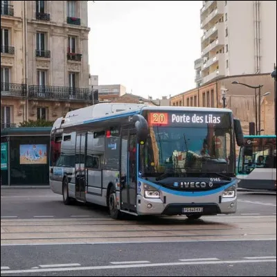 Beaucoup vous diront qu'il est français. Bien que fabriqué en France, ce bus familier a été conçu en Italie. Son petit nom ?