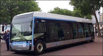Reconnaissable à ses roues rejetées aux quatre coins, comment s'appelle ce bus électrique conçu par un célèbre fabriquant ferroviaire français ?