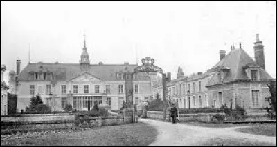 Voici une vue du château de Meslay-le-Vidame datant d'environ 1900. Village Eurélien, il se situe en région ...
