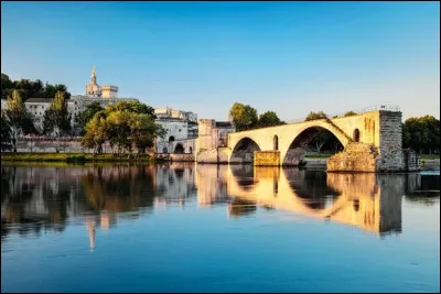 Où se situe Avignon ?