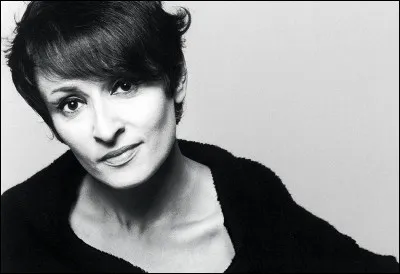 Complétez les paroles de "Nantes" de Barbara.
"Il pleut sur Nantes
Donne-moi la main
Le ciel de Nantes
Rend mon coeur ".