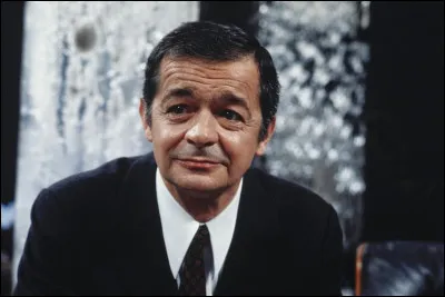 Complétez les paroles de la chanson "Votre fille a vingt ans" de Serge Reggiani : 
"Votre fille a vingt ans, que le temps passe vite
Madame, hier encore elle était si petite
Et ses premiers ... sont vos premières rides
Madame, et vos premiers soucis".