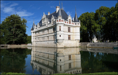 Quelle affirmation concernant le château d'Azay-Le-Rideau est inexacte ?