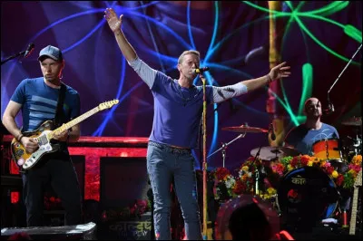 À quel concert d'un groupe de musique ont-ils fait la première partie et leur premier concert dans un stade ?