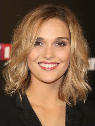 Dans quelle comédie musicale Camille Lou s'est-elle fait connaître du grand public ?