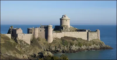 Quelle affirmation concernant le château de La Roche Goyon est inexacte ?