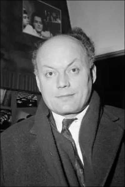 Ce documentariste et réalisateur, spécialisé dans le documentaire animalier et le documentaire avec des images d'archives comme "De Nuremberg à Nuremberg", c'est ... Rossif.