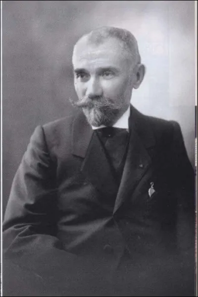 Cet ingénieur, "père du métro" de Paris dont il a supervisé la construction et l'extension du réseau, c'est ... Bienvenüe.