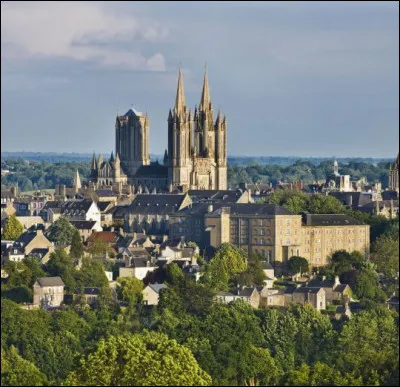 Ville normande, notamment connue pour sa cathédrale et son festival de Jazz, sous-préfecture du département de la Manche :