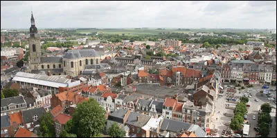 Ville du département du Nord, située sur la rive droite de l'Escaut, ancienne capitale ecclésiastique :