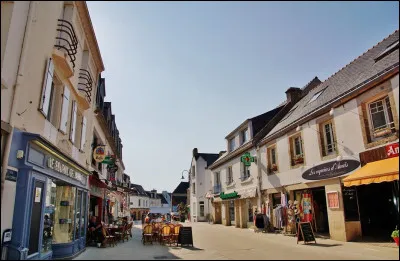 Petite ville bretonne, située dans le département du Morbihan, connue pour ses alignements de menhirs :