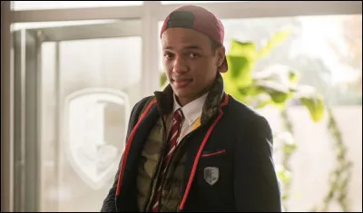 Qui est aussi ce nouveau personnage, qui se rapproche de Carla ?