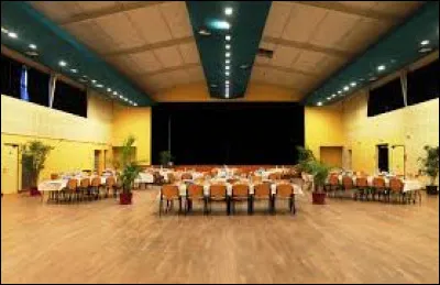 Il n'y a..... dans cette salle.