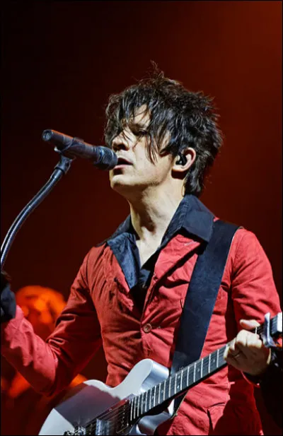 Indochine est l'un des groupes français les plus influents dans la New Wave. Trouvez le titre : « Eh tu prends tes vêtements tu les mets sur toi ; Et cette nuit dans ce lit tu es si jolie» 