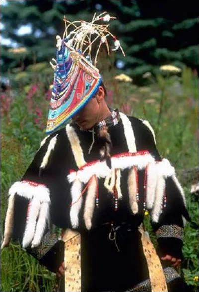 Koniagas était le nom d'une composante des autochtones, connus pour la pratique singulière de « l'Achnulkilt ». De quoi s'agit-il ?