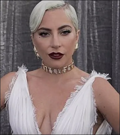 Qui est cette chanteuse américaine, auteure-compositrice-interprète, actrice et danseuse ?