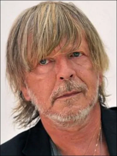 Qui est ce chanteur populaire, auteur-compositeur-interprète ?