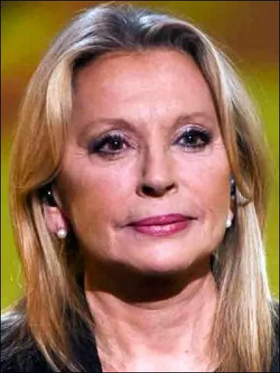 Qui est cette Véronique, auteure-compositrice-interprète, et pianiste ?