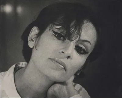 Qui est cette chanteuse, auteure-compositrice-interprète, morte en 1997 ?