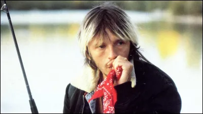 Complétez les paroles de la chanson "En cloque" de Renaud : 
"Quand j' promène mes mains
D' l'autre côté d' son dos
J' sens comme des coups de poings
Ça bouge
J' lui dis "t'es un ..."
"Une fleur, un ruisseau"
Alors elle devient
Toute rouge".