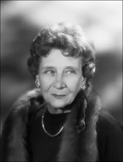 Dans ''Le petit monde de Don Camillo'' (1951), quel est le nom de l'institutrice jouée par Louise Sylvie ?