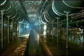 Au total, le rseau des gouts parisiens est constitu de plus de 2400 kilomtres de galeries qui sillonent la ville.