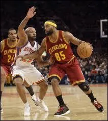 Baron Davis, joueurs des Warriors, dans la prestigieuse NBA, a marqué le plus long panier de l'histoire avec un tir incroyable de plus de 76 mètres.