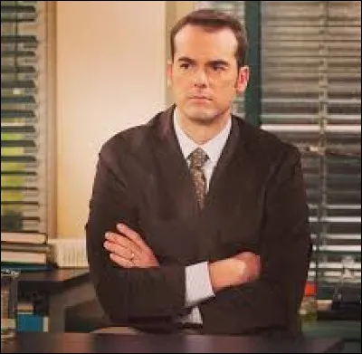 Comment se nomme le proviseur du lycée de Max et Phoebe ?