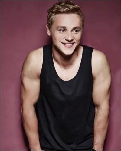 De quelle nationalité est-il ?