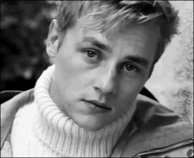 De quelle couleur sont les yeux de Ben Hardy ?
