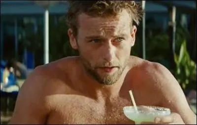 Sur le bord de la piscine de leur htel, ils rencontrent Mathias, qui leur propose de l'accompagner sur un site de 'ruines' qui ne se trouve sur aucune carte. De quelle nationalit est-il ?