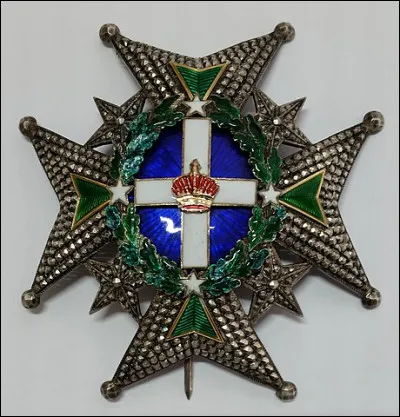 Garant d'une constitution, il organise une court autour de lui et distribue honneurs et m&eacute;daille, tel l'ordre royal ... ainsi que ...