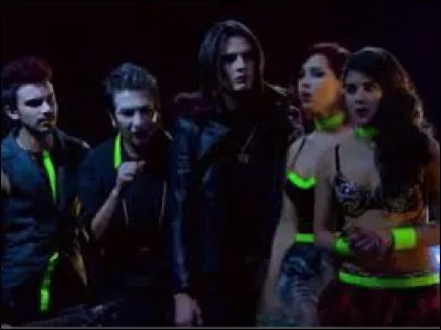 Comment le groupe de musique de Daisy s'appelle-t-il ?