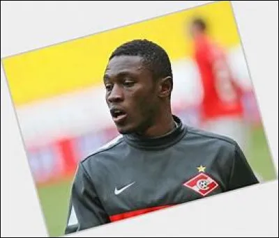 Où joue ce footballeur ?
